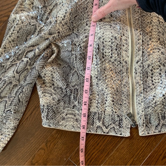 Blacky Dress Berlin Faux Snakeskin Cropped Blazer - Picture 15 of 15